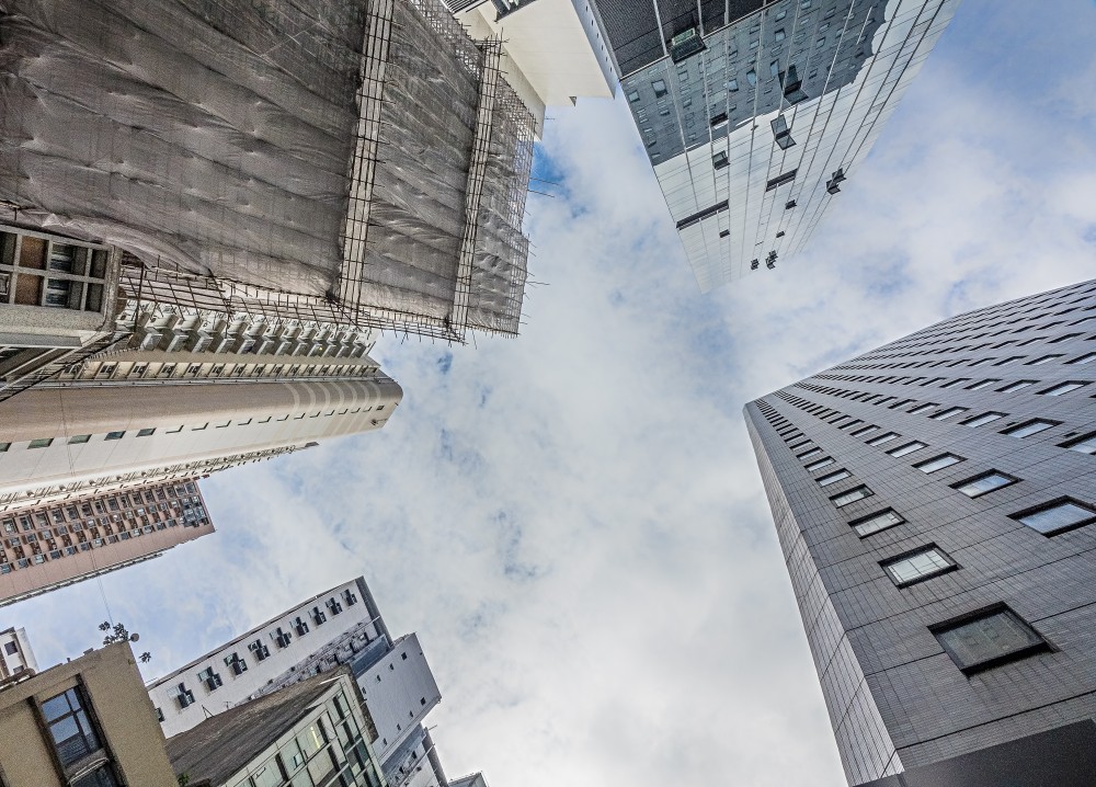 Edifícios residenciais e obra em construção vistos de baixo